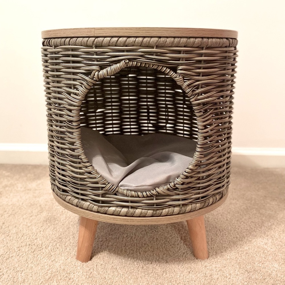 Wicker Cat House with removable pad